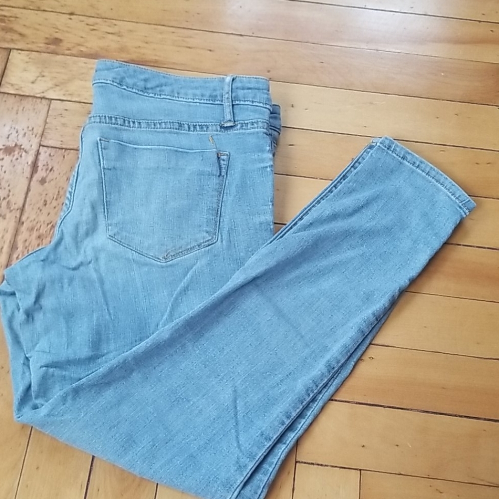 Light blue Jean's. Great stretch!